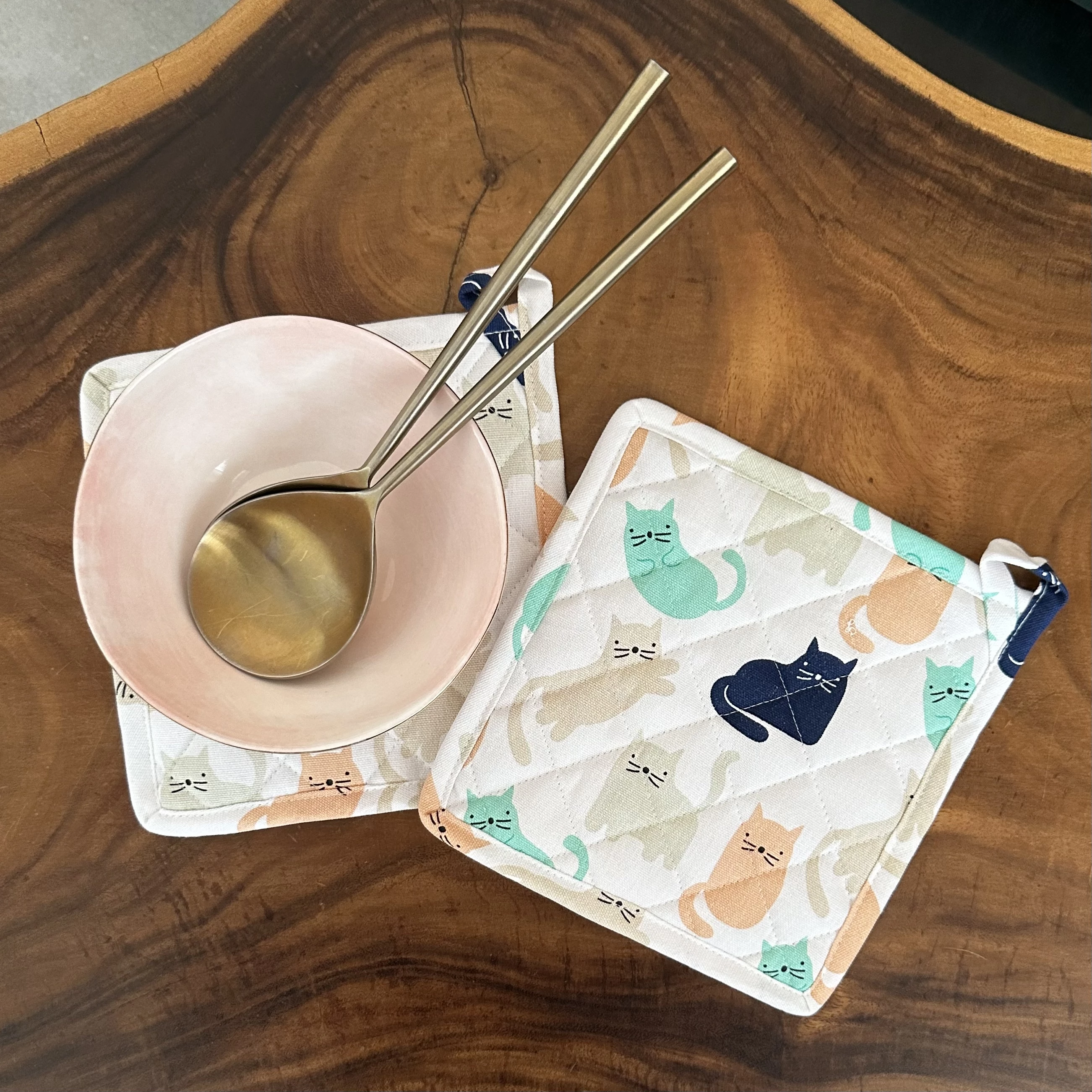 Oak & Lily Combo Set of Cat Print Apron, Microwave Oven Mittens & Pot Holders - Image 4