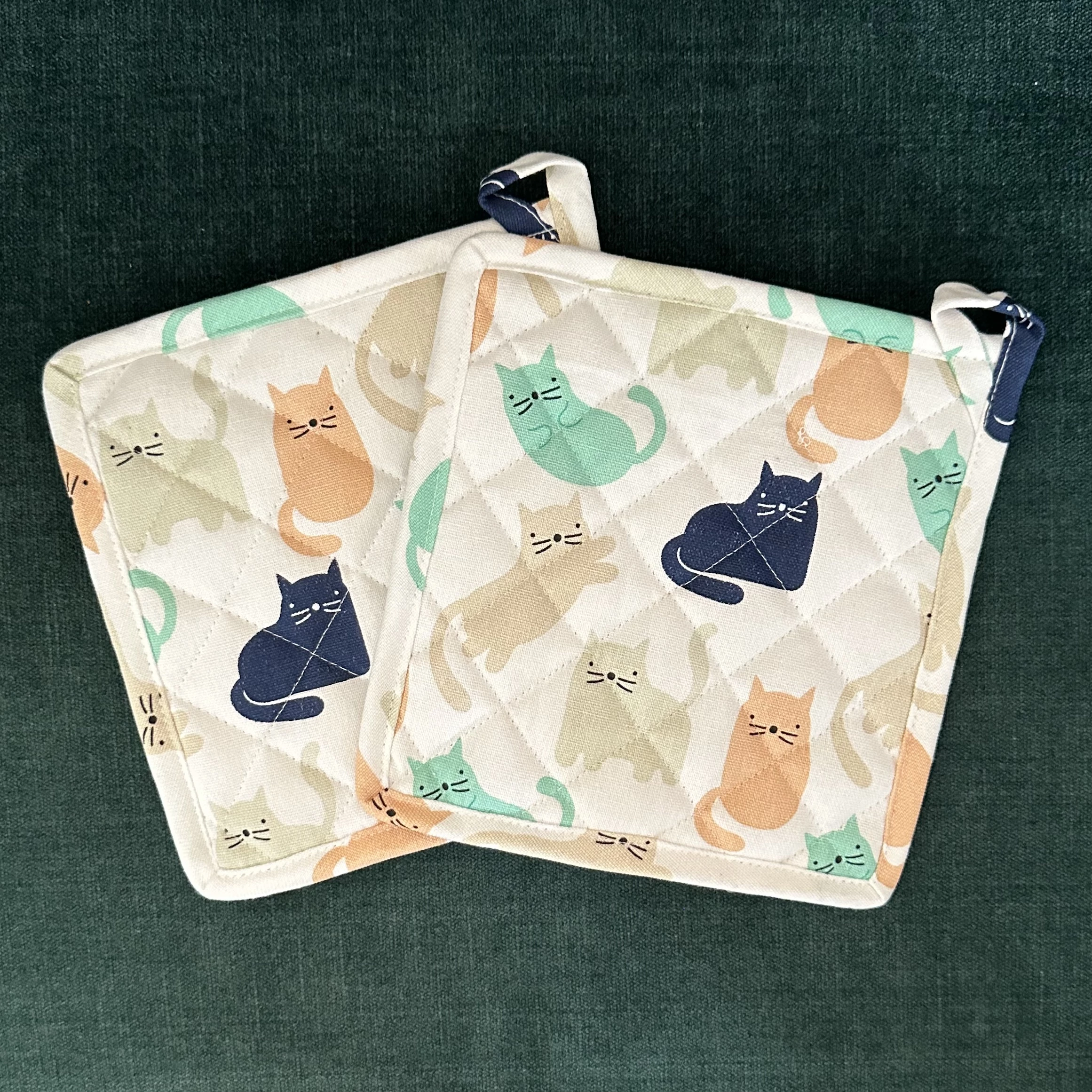 Oak & Lily Combo Set of Cat Print Apron, Microwave Oven Mittens & Pot Holders - Image 5