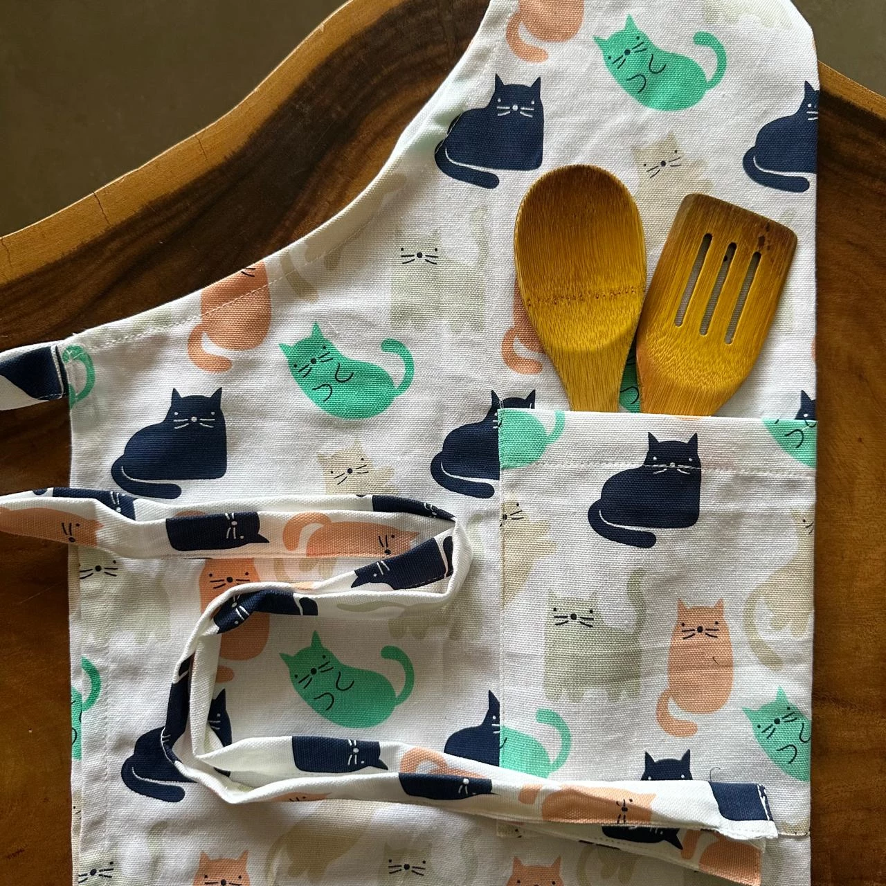 Oak & Lily Combo Set of Cat Print Apron, Microwave Oven Mittens & Pot Holders - Image 8