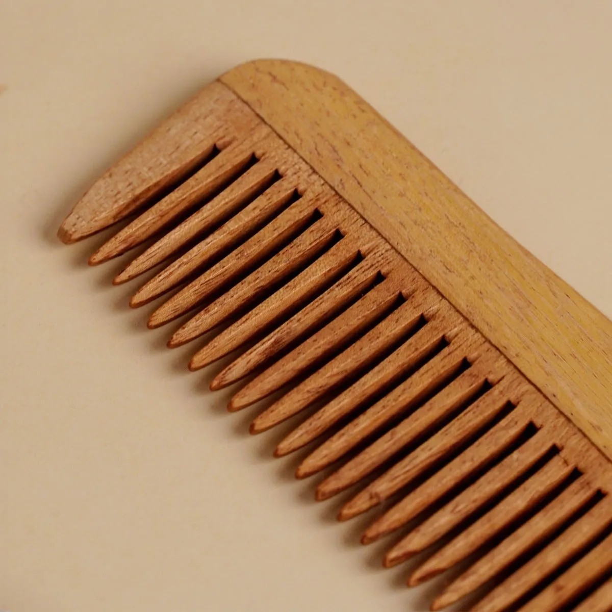 Isha-Life-Handmade-Neem-Wood-Comb-Handle-model-Narrow-Teeth-30-g-3.webp