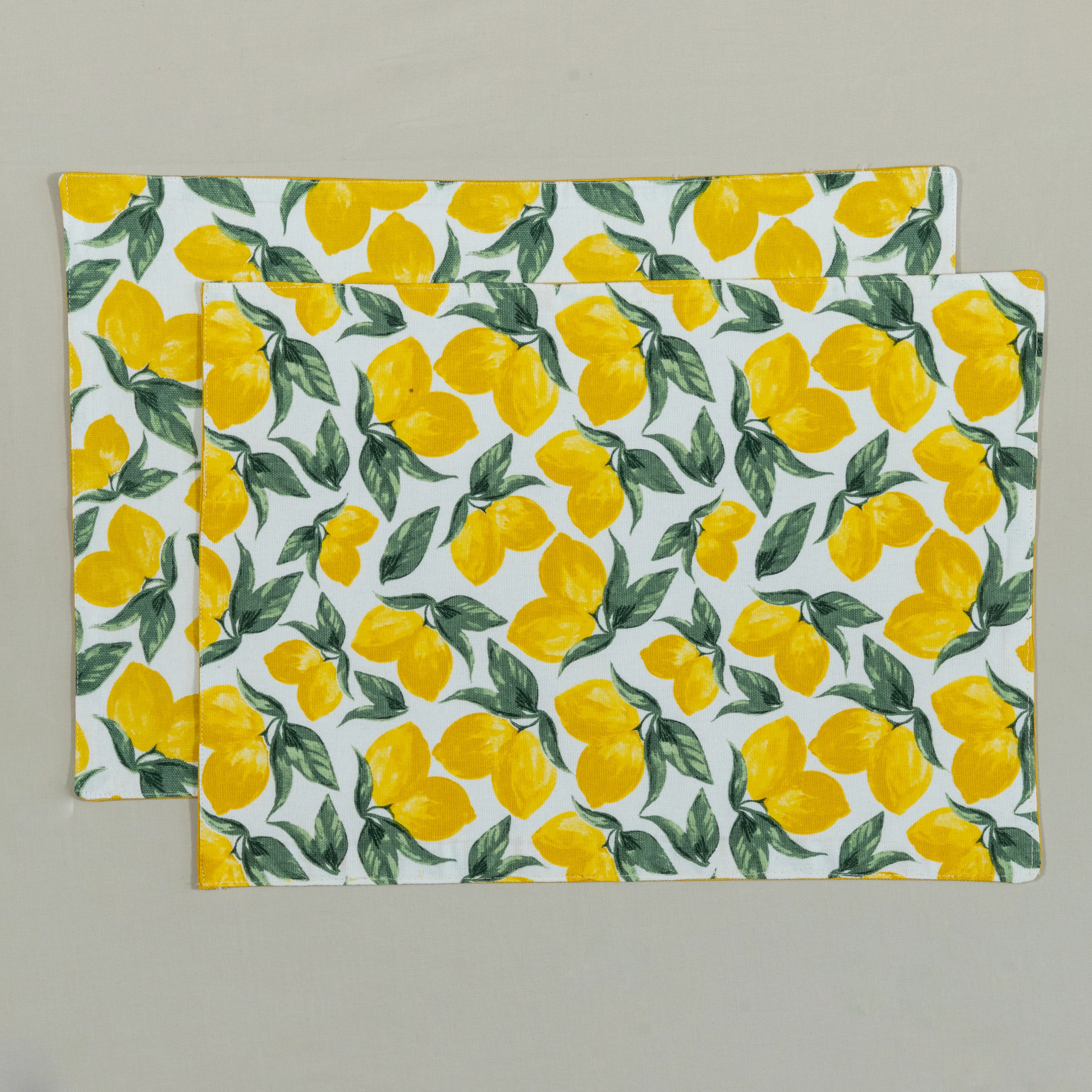 Oak & Lily Combo Set of Table Runner and Placemats Lemon Print - Image 2