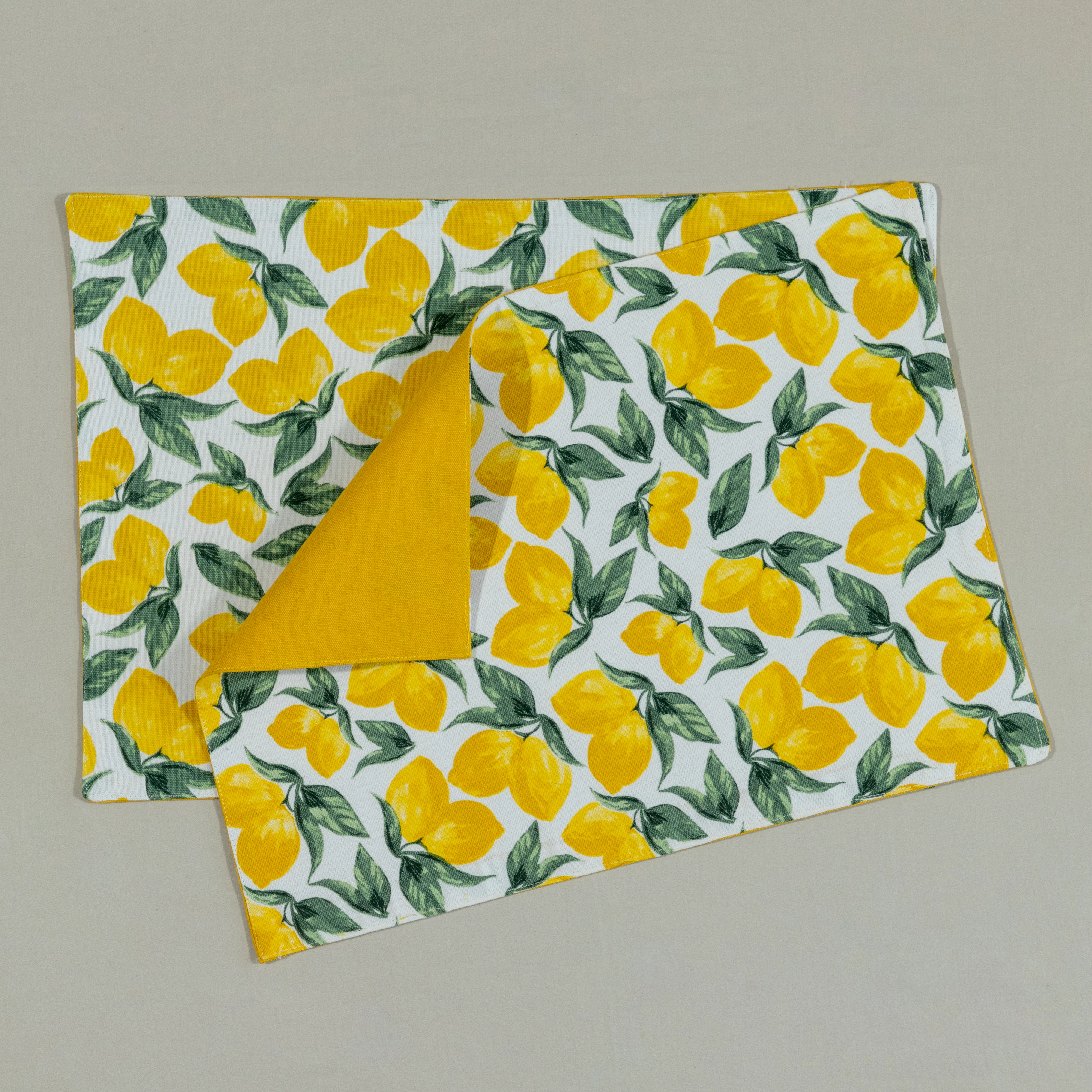 Oak & Lily Combo Set of Table Runner and Placemats Lemon Print - Image 4