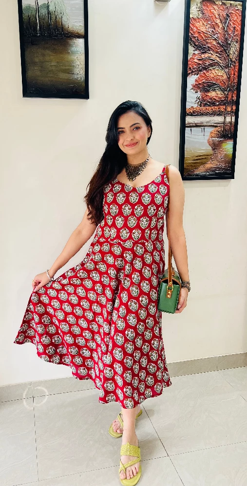 Sangria Red Print Knee Apron Dress - Image 2