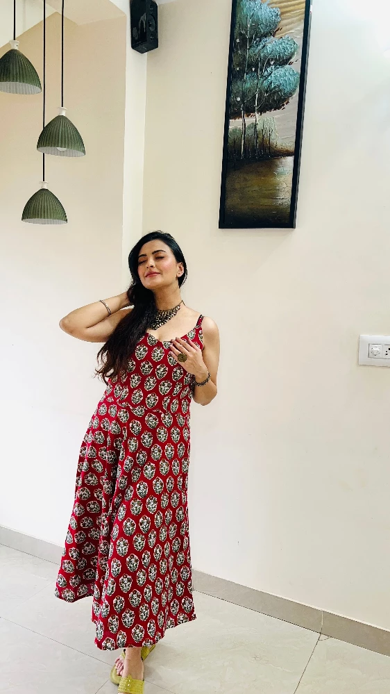 Sangria Red Print Knee Apron Dress - Image 3