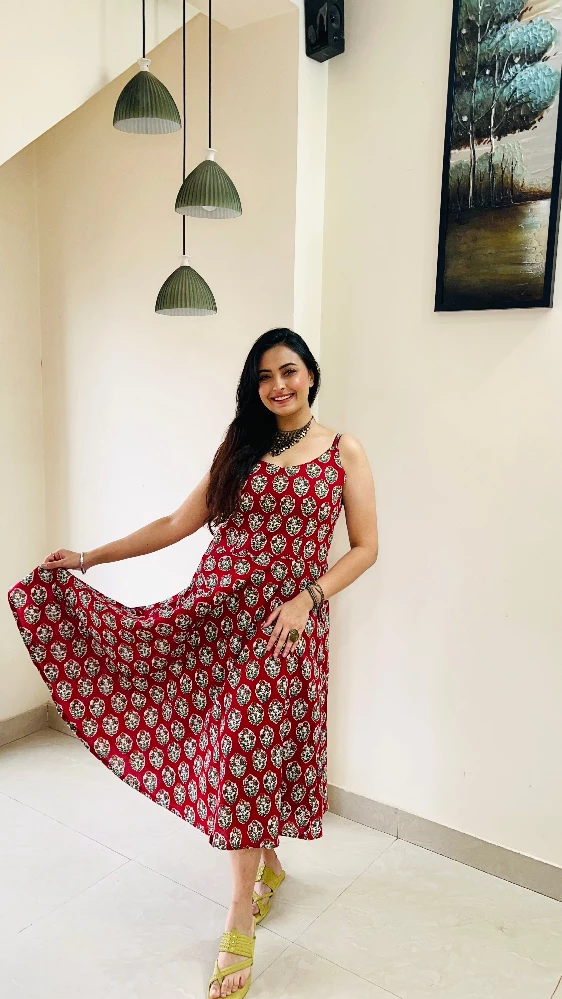 Sangria Red Print Knee Apron Dress - Image 4