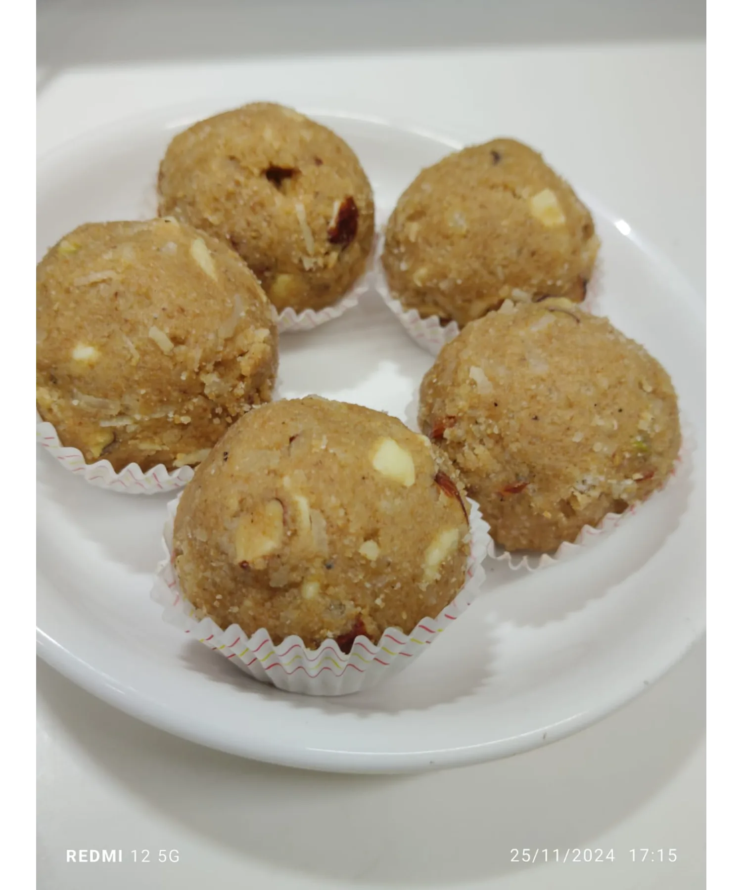 Vipul Dudhiya Sweets Gund Badam Ladoo | Traditional Gujarati Winter Sweet | Edible Gum & Almond Laddu 400 gm